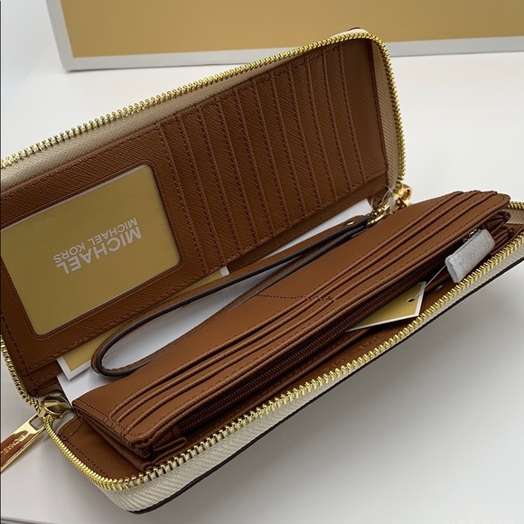 MICHAEL KORS Jet Set Travel Continental Zip Wallet - Picture 4 of 12